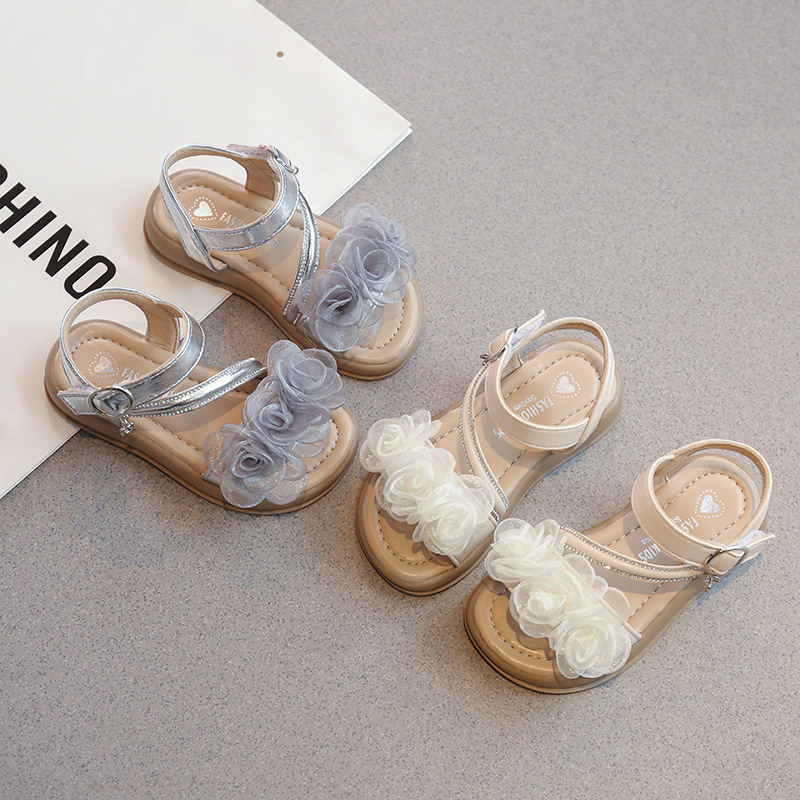Niñas sandalias de moda versátiles princesa 2026 verano nuevo niño flores hueco zapatos de playa zapatos de soleas suaves