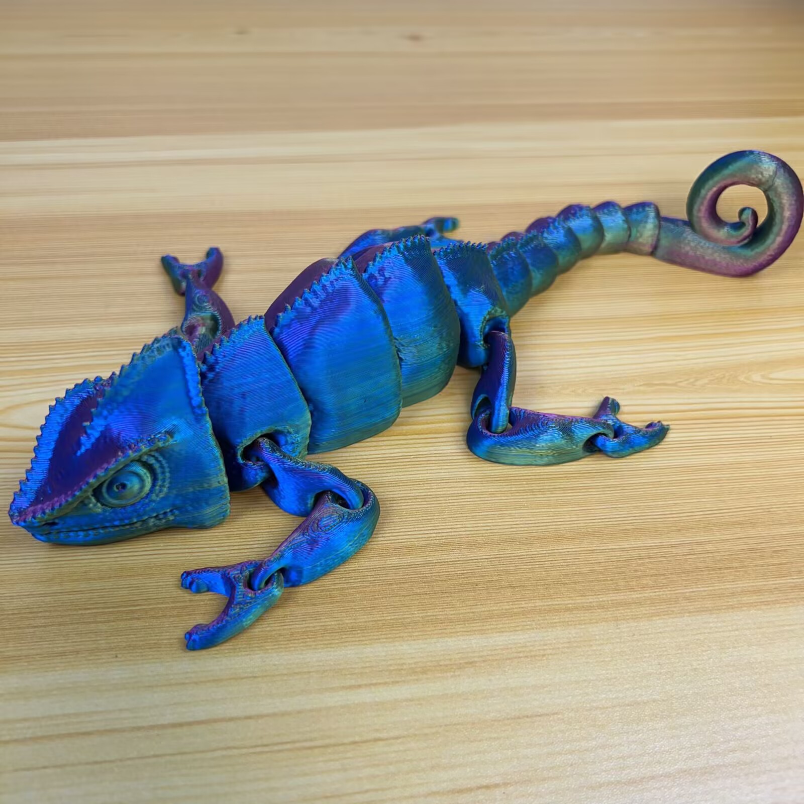 카멜레온 [파란색, 녹색, 보라색] 관절이 움직일 수 있습니다