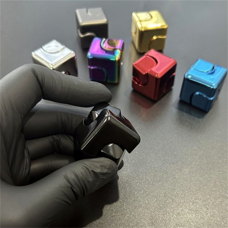 指先のジャイロのまぶしいルービックキューブの指のジャイロの正方形の指先のルービックキューブの金属の子供のおもちゃの減圧|undefined