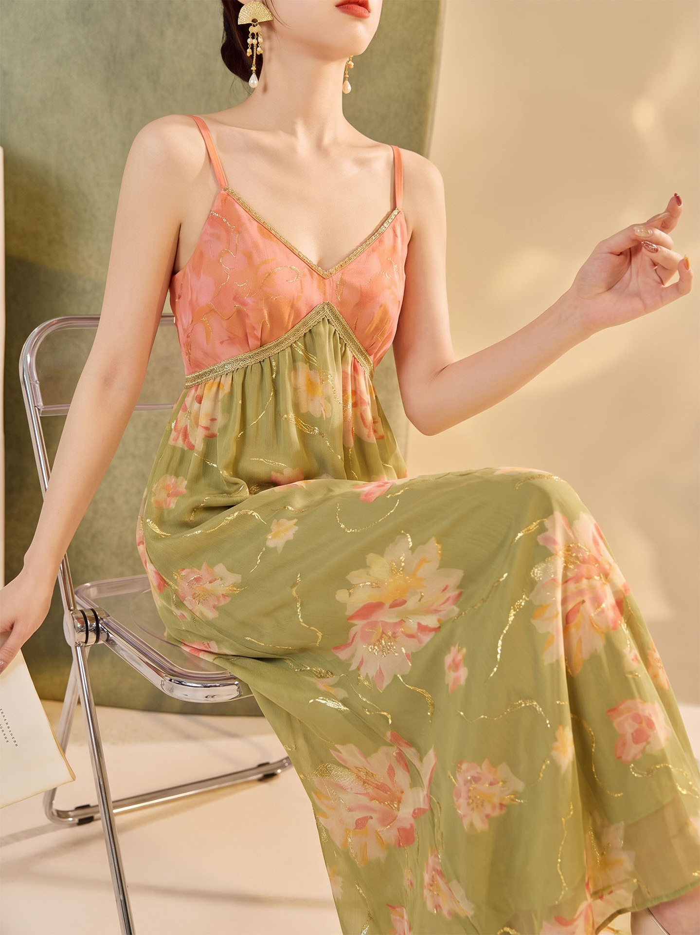 Đầm maxi lụa hoa vàng cổ chữ V kèm thắt lưng — Xanh da trờicolor