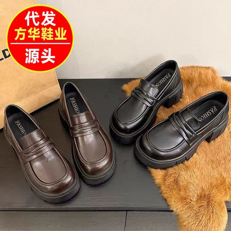 Zapatos de viaje Lefour mujeres 2026 nueva primavera y verano versátil suela gruesa un pedazo negro tacones gruesos zapatos de cuero británicos pequeños