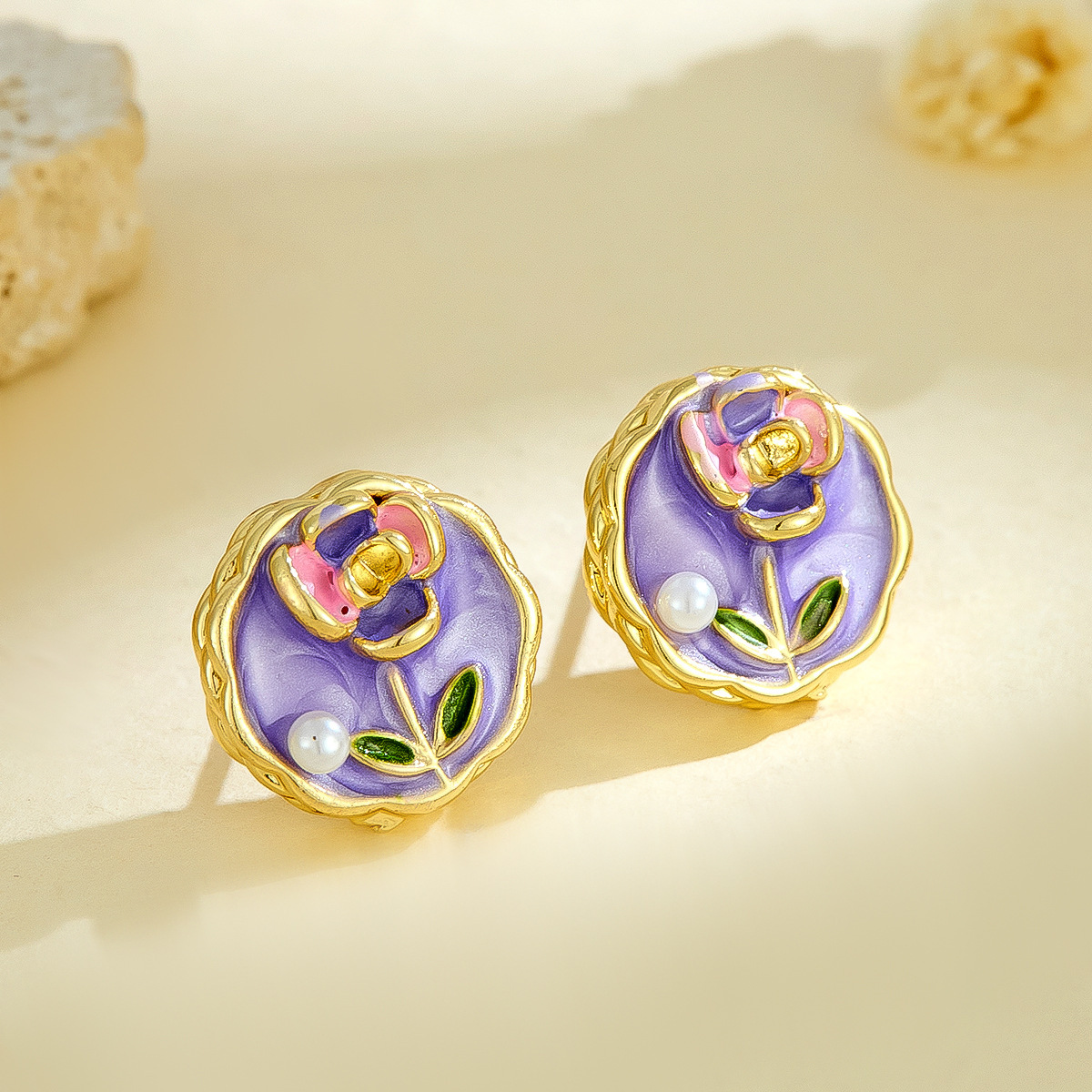 Nuevo estilo transfronterizo Pendientes de aceite de gota de perlas de imitación retro francés Pendientes de flores pintadas de alta calidad de esmalte de lujo ligero