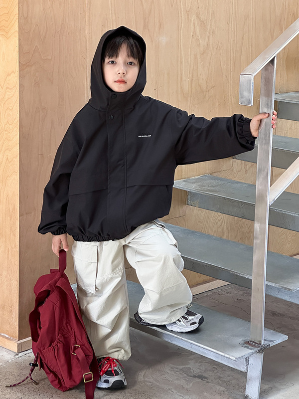 艾摩贝贝儿童2025秋冬字母连帽冲锋衣男女童保暖防水外套可加内胆|undefined