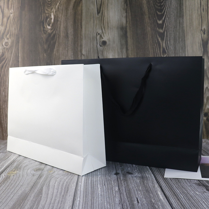 Black Tote Paper Bag Gift Bag in Stock Fashionable Shopping Bag Large Clothing Store White Kraft Paper Bag Gift Bag