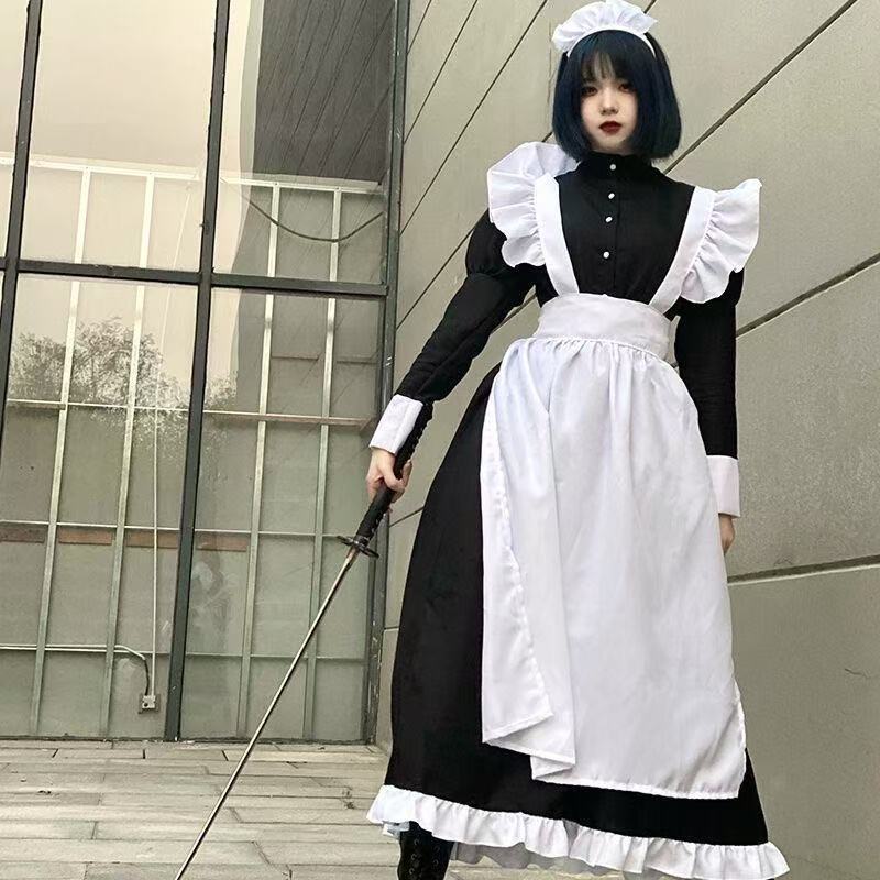 メイド服の男はコスプレを着ています。|undefined