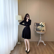 新款时髦法式女装针织连衣裙秋冬小香风收腰显瘦V领双排扣A字裙