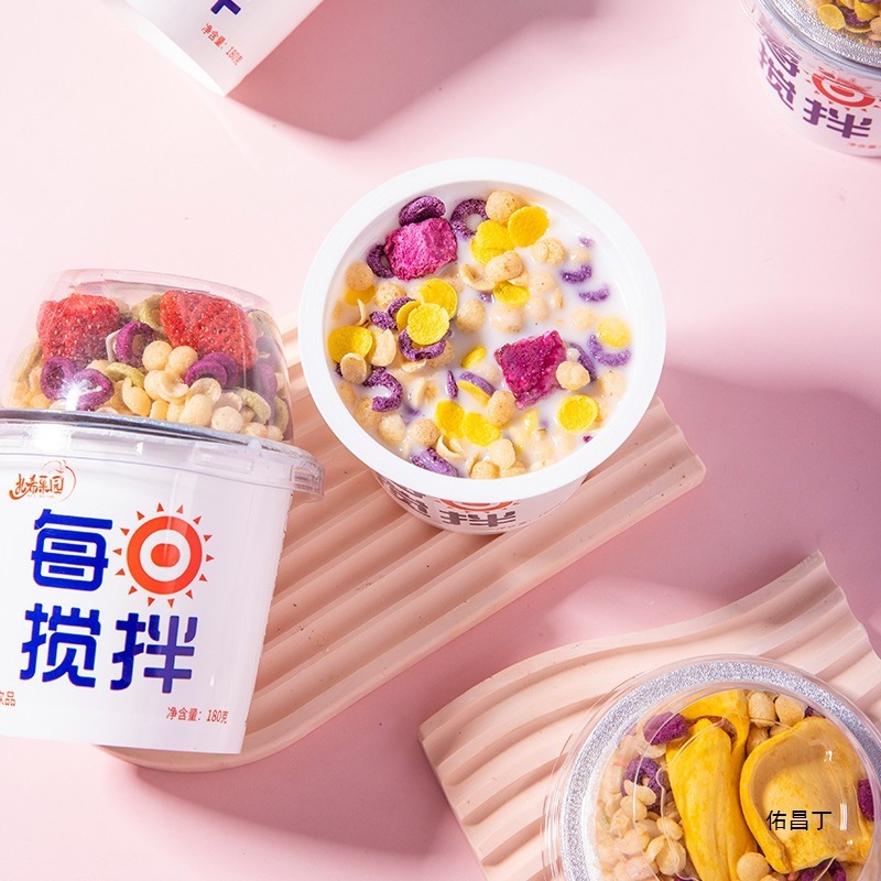 常味は毎日ヨーグルトの飲み物をかき混ぜます。|undefined