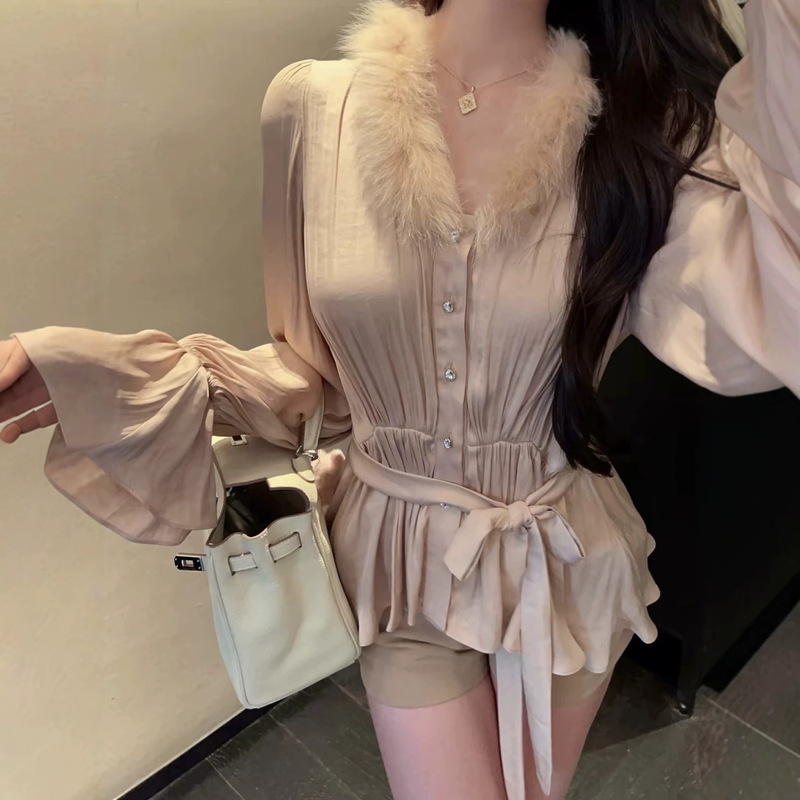 New autumn and winter collection: elegant fox fur trim, fitted waist, ruffled hem, tie-front, V-neck, and flared sleeves – a versatile top for layering New autumn and winter collection: elegant fox fur trim, fitted waist, ruffled hem, tie-front, V-neck, and flared sleeves – a versatile top for layering