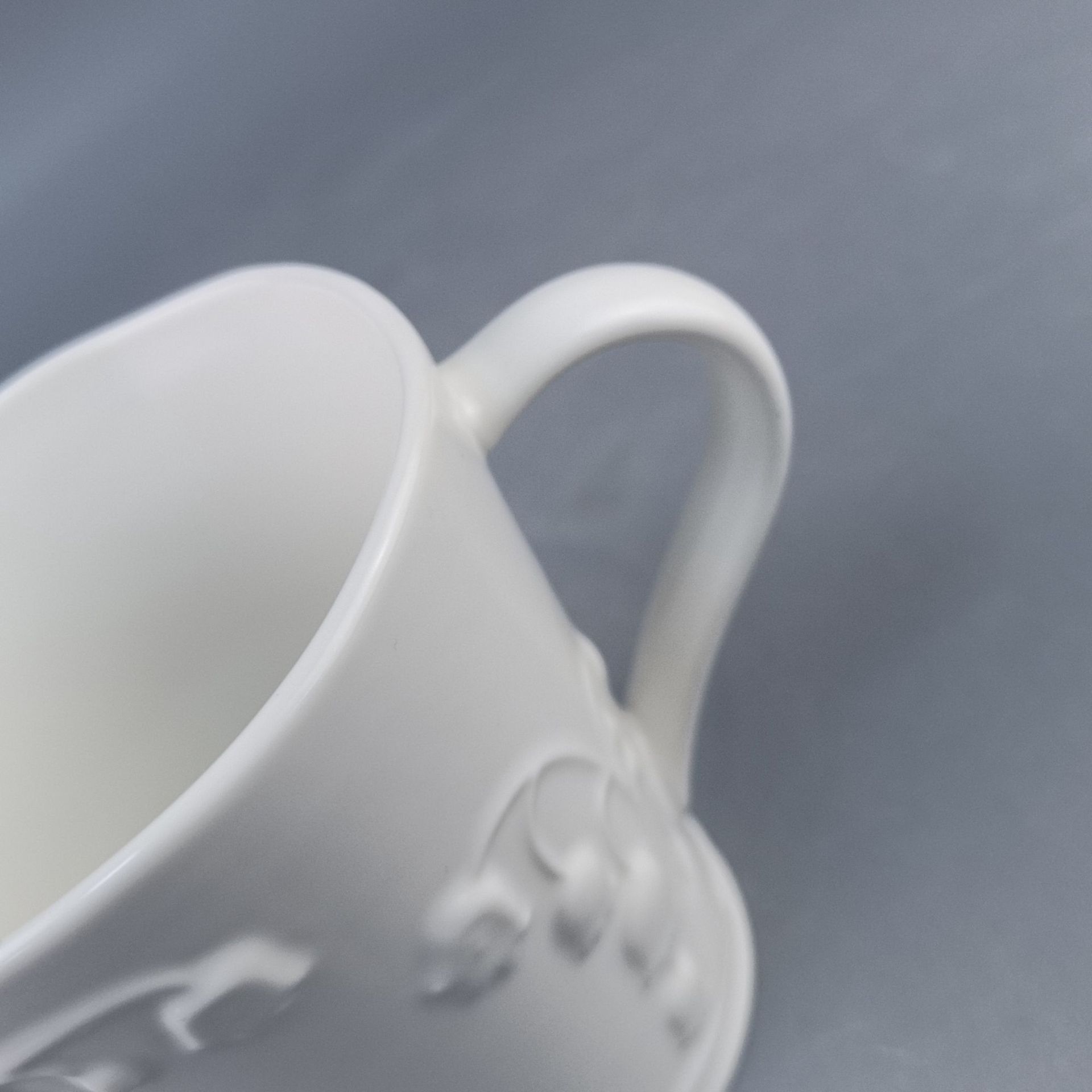 Taza de agua de lirio de los valles en relieve blanco puro simple Taza de cerámica creativa de temperatura media Taza de café elegante de oficina