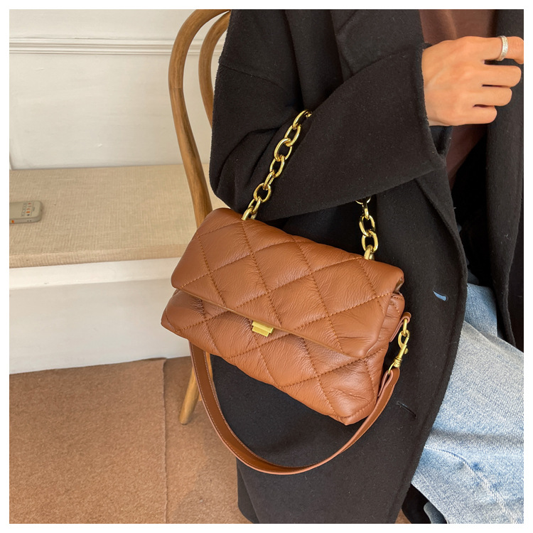 Rhombic Embroidery Thread Soft Noodle 2021 New Trendy Autumn Winter Retro Women's Bag French Textured Chain Bag Crossbody Commuter Bag display picture 11