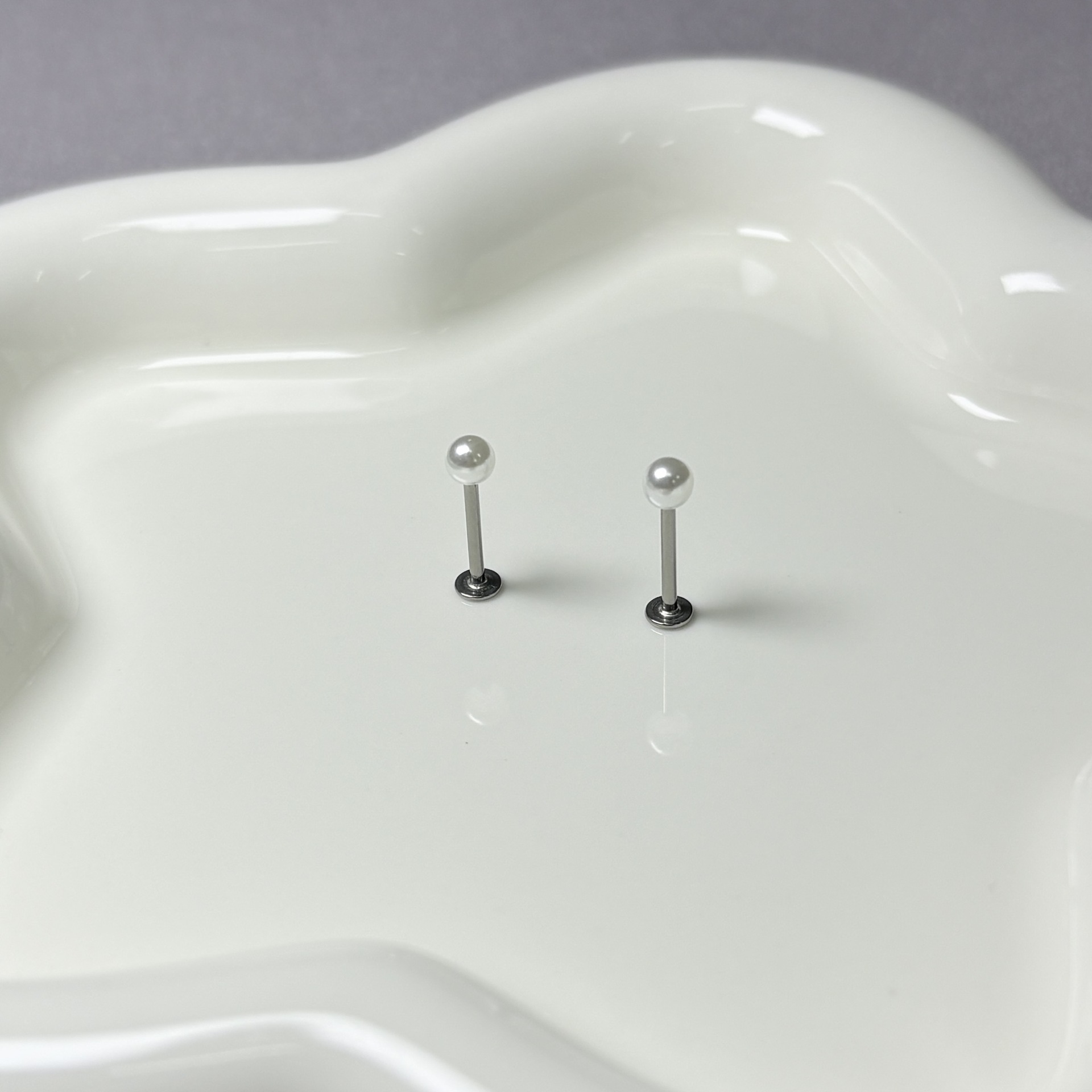 16G labret stud size and finish detail