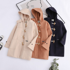 秋冬服のレトロな牛の角に帽子の毛がついています。コートの女性はゆったりしています。