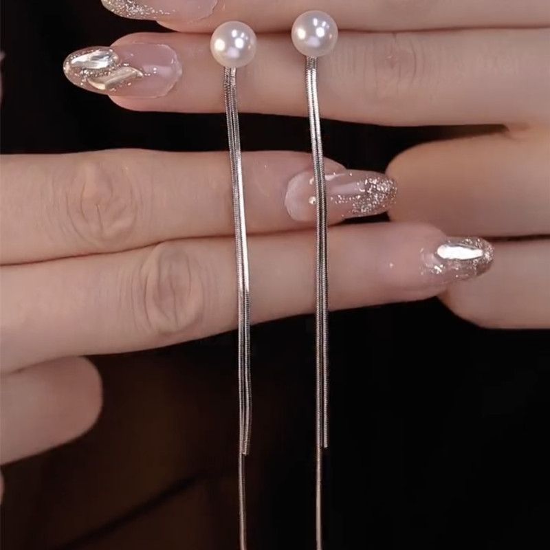 Fashionable long earrings pearl