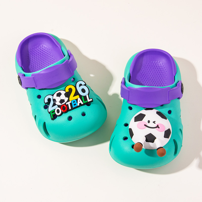 Zapatillas infantiles bonitas de fútbol para niños pequeños en el interior zapatillas frescas para jugar dos zapatos de verano