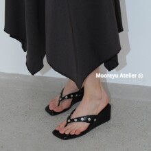 爆款~潮不南夹趾人字拖女黑色软底休闲铆钉极简高跟凉拖女夏外穿