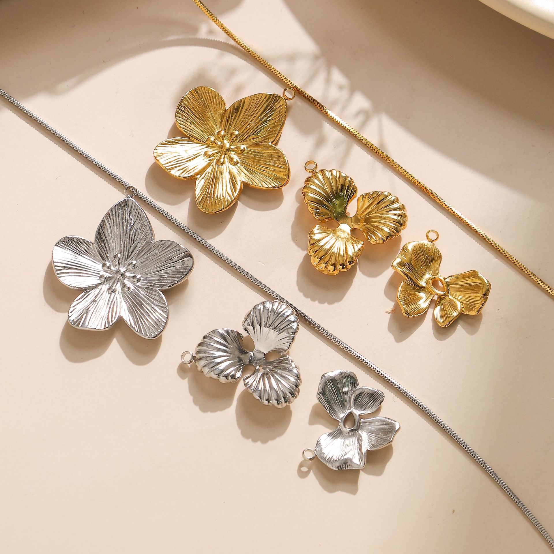 304 Stainless Steel Material Flower Pattern 1 Piece 304 Stainless Steel Flower Pendant