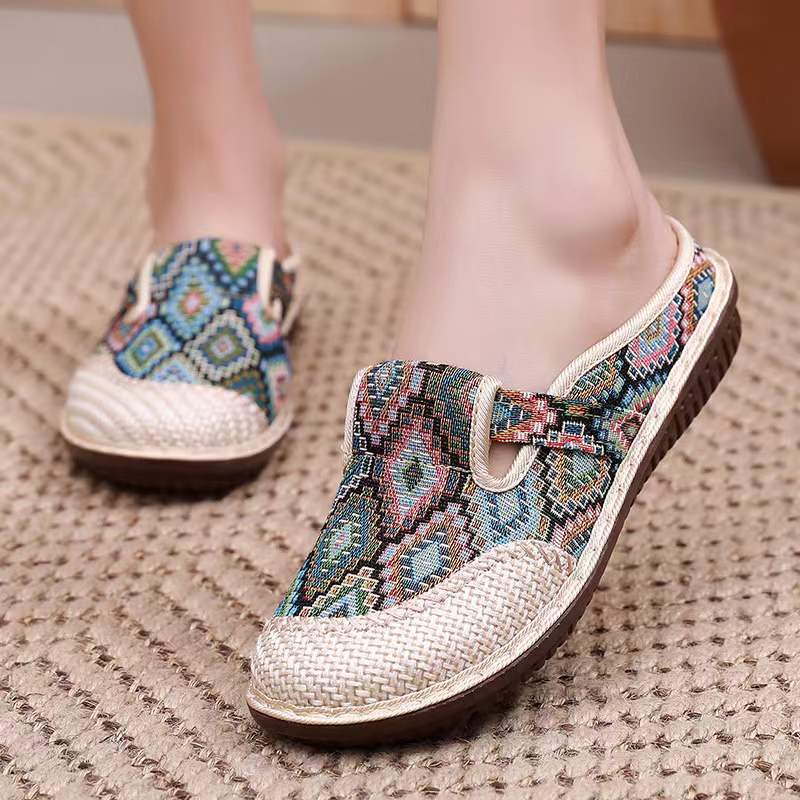Primavera y otoño nuevos zapatos de tela de Beijing de las mujeres de corte bajo slip-on estilo étnico zapatos bordados Fondo suave moda casual medias zapatillas