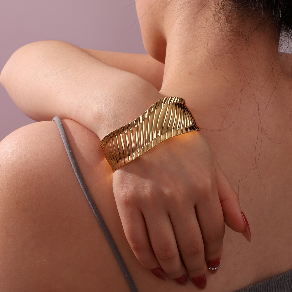 Exageración retro transfronteriza viento titanio acero 18K textura hip-hop de superficie ancha apertura ajustable pulseras unisex al por mayor