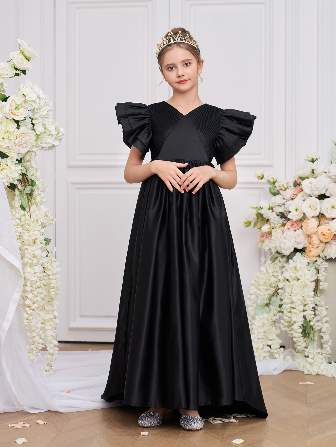 Día del Niño, niña, elegante, pequeña presentadora, vestido de noche de pasarela, traje de interpretación de piano para niña