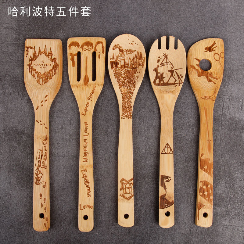 Espátula de cocina de bambú patrón de talla creativa pala espátula de cocina fabricante de seis piezas en stock