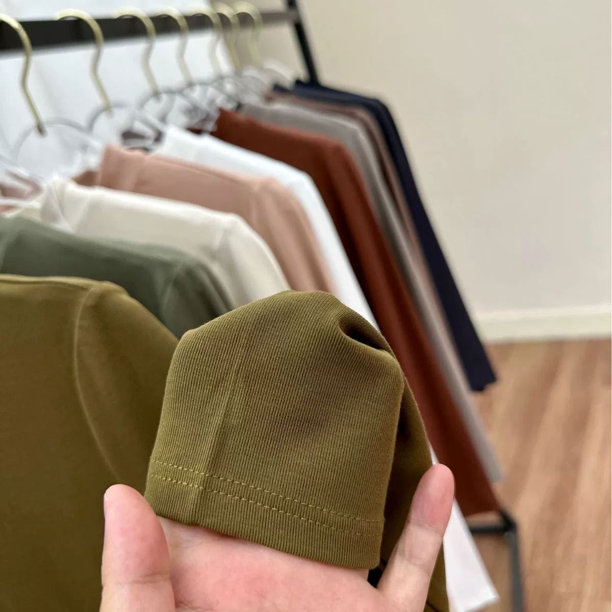 [Базовая рубашка Youkesi] Брендовая женская базовая рубашка из ткани Youkesi, осенней эксклюзивной коллекции, с высоким воротником, высокой плотностью нитей и высокой плотностью ткани.