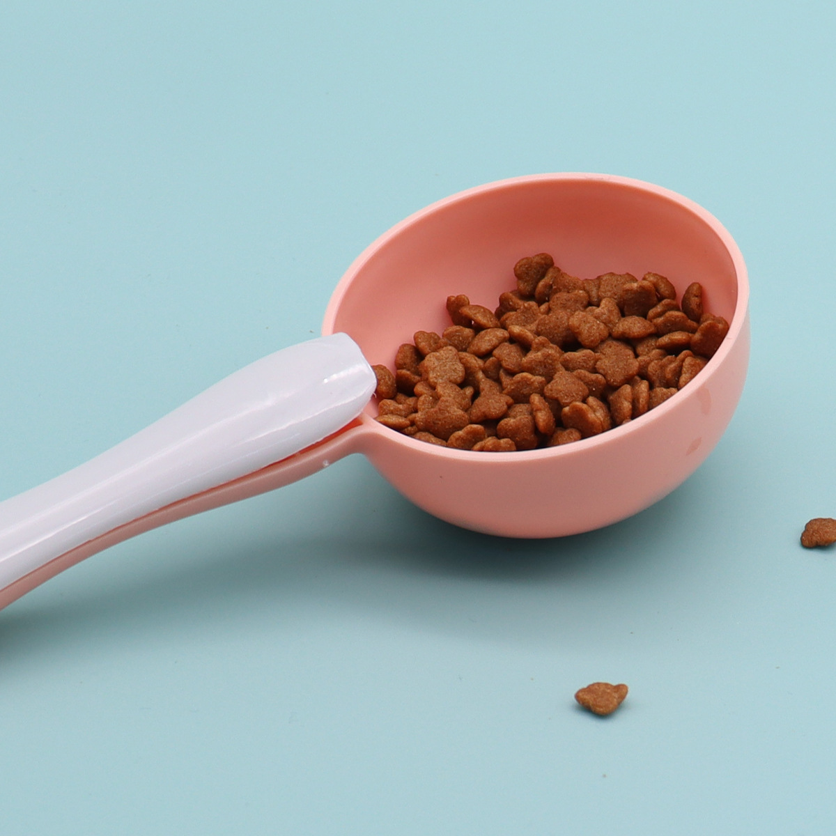 Cuchara de comida para perros transfronteriza con clip Cuchara de comida para gatos de plástico Cuchara de comida para mascotas a prueba de humedad Pala de comida para gatos Juegos para perros Necesidades diarias
