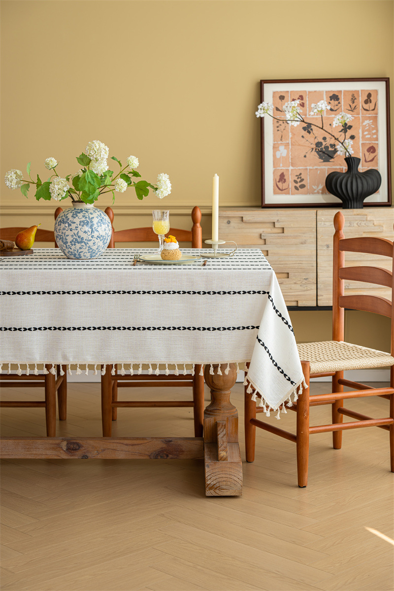 Grenzüberschreitendes INS Nordic Polyester Jacquard T-Shirt mit geflochtener Quaste, rechteckiger Couchtisch und Essbereich mit gestreifter Spitze_voghion.com