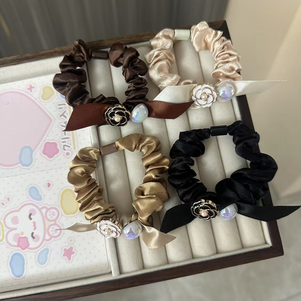 동백꽃 머리끈 4가지 색상 균등 배분