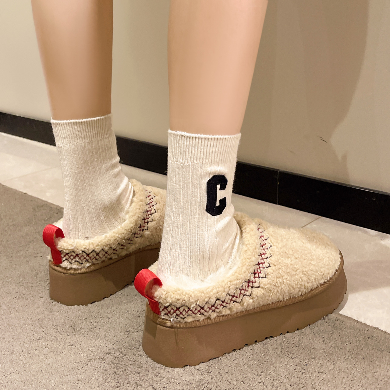 Invierno nuevas zapatillas de media punta redonda Zapatillas de algodón con forro polar para mujeres al por mayor Mocasines casuales de felpa de suela gruesa para mujeres 2023