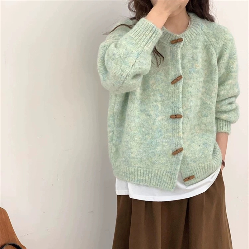 優しいスタイルラウンドネックホーンボタンニットカーディガン女性のための 2025 秋と冬の新しいルーズソフトワックス状長袖セータージャケット|undefined