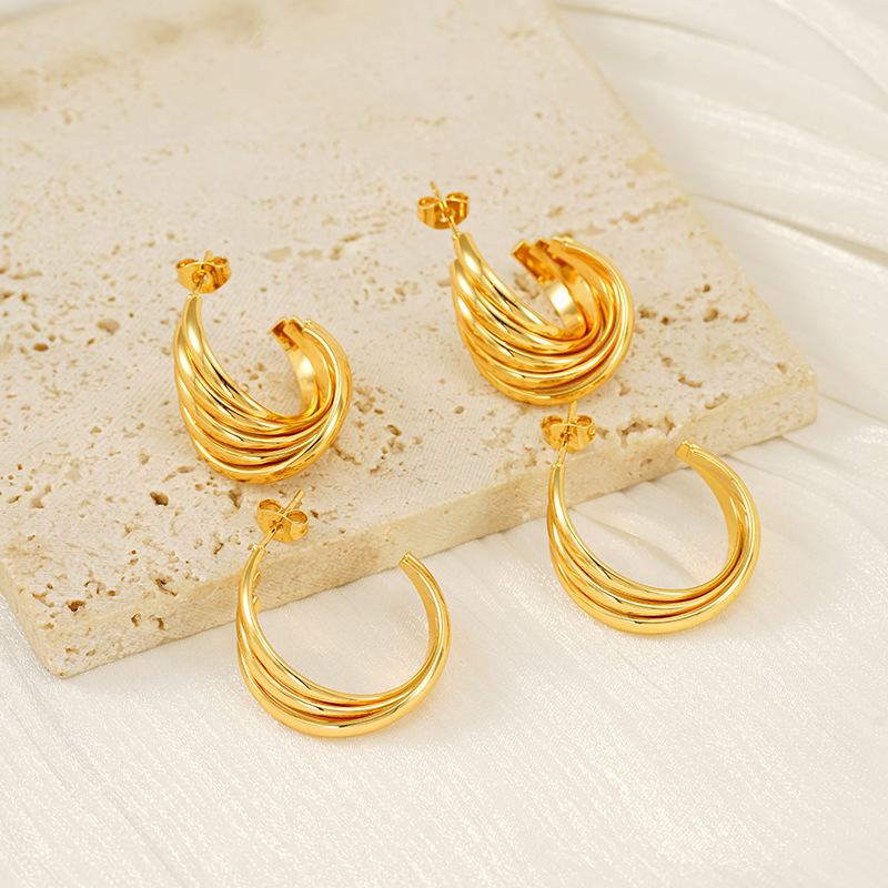 Pendientes de giro geométrico retro al contado de nuevo estilo Pendientes de anillo de acero de titanio de temperamento dorado de 18 quilates de moda