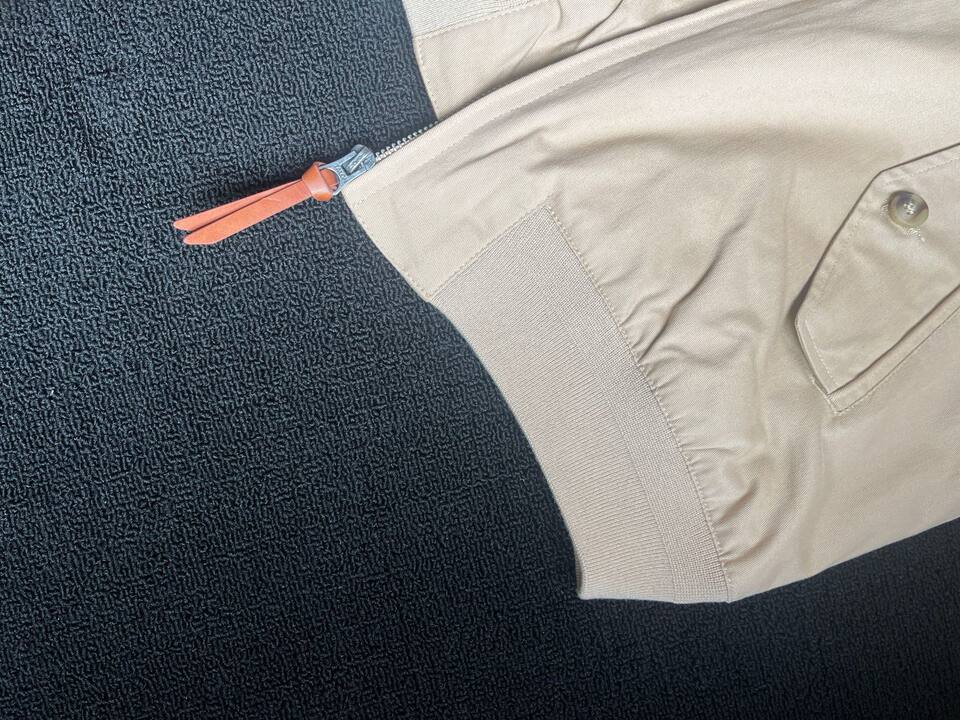 Áo khoác jacket nam cổ bẻ khóa kéo thêu hình ngựa nhỏ, dài tay, phong cách tối giản — Màu kaki chi tiết 1