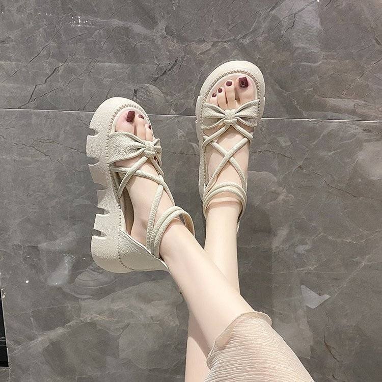 Sandalias romanas para mujer 2024 ropa exterior de verano, estilo fragante suave con falda, sandalias de plataforma de bizcocho de aumento de hombre pequeño