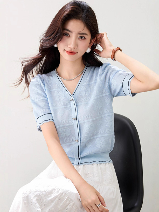 Áo thun nữ tay ngắn cổ chữ V họa tiết Jacquard chất liệu Ice Silk mềm mại — màu thiên thanh