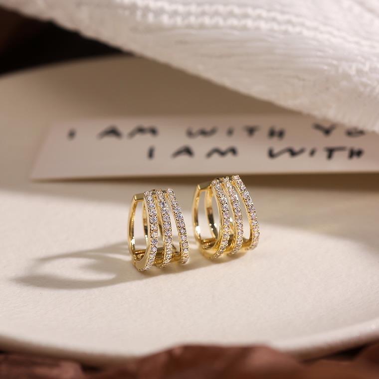 Elegant three dimensional earrings