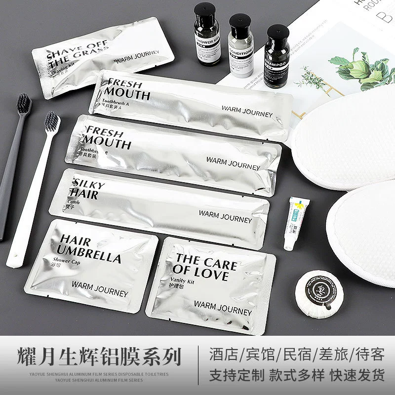 Одноразовые туалетные принадлежности в отеле, тапочки, одноразовая зубная щетка с зубной пастой