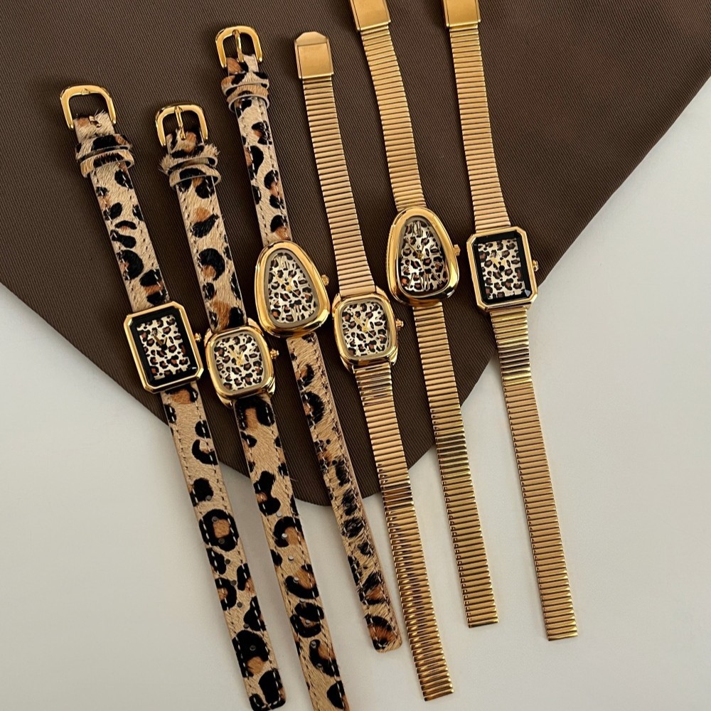 Retro Mid-Century Style Snake Head-Shaped Leopard Print Watch for Women, Niche Light Luxury Temperament, Exquisite and Versatile Quartz Watch for Delivery