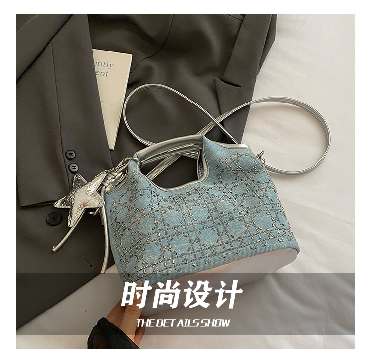 A niche design, fashionable and versatile single-shoulder hand-carry commuter bag for women, a new summer 2025 simple crossbody bucket bag Item Picture