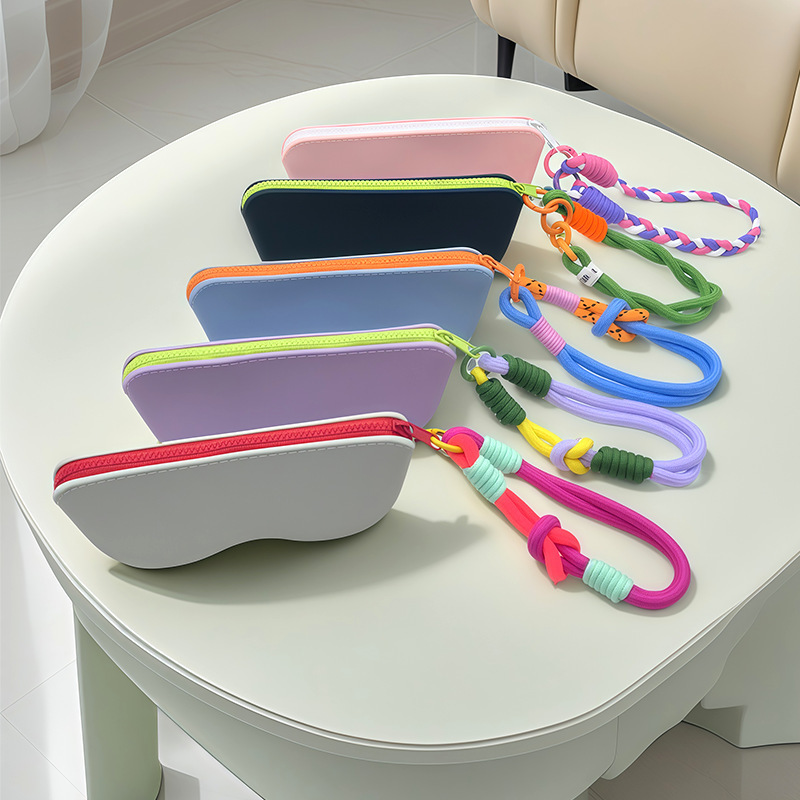 Cross-Border Popular Glasses Storage Bag Dopamine Silicone Glasses Bag with Lanyard Sunglasses Storage Bag Wrist Bag Ready for Sale Cross-Border Popular Glasses Storage Bag Dopamine Silicone Glasses Bag with Lanyard Sunglasses Storage Bag Wrist Bag Ready for Sale
