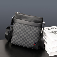 2025潮流新款单肩背包休闲男士简约百搭印花皮质大容量斜跨小背包