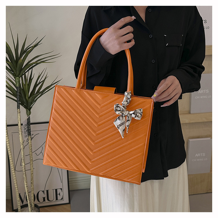 Impression Diamantmuster Seidenschal Textur Tote 2024 neuer Modetrend einfarbig lässige Umhängetasche_voghion.com