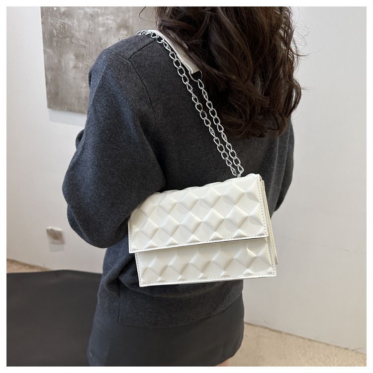 The 2024 autumn new embossed diamond-shaped single-shoulder crossbody bag with a chain design is a niche, fashionable, simple and retro small square bag undefined