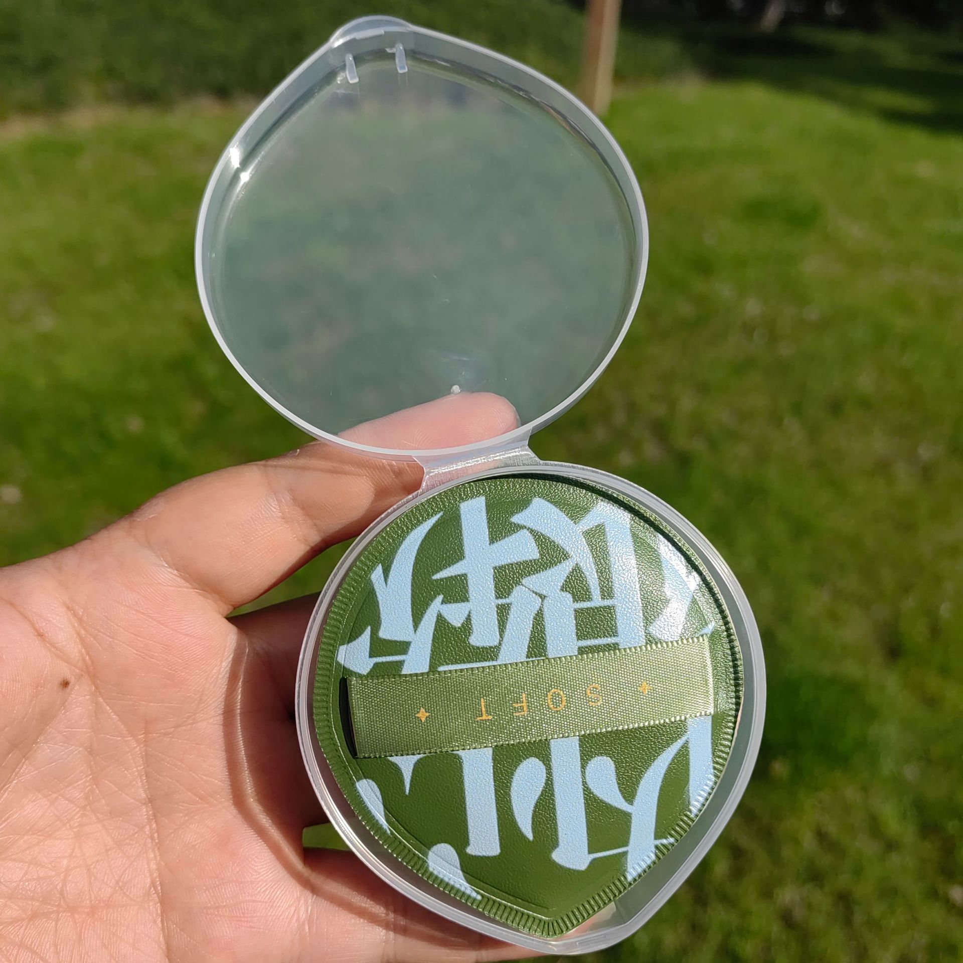 Puff polvo húmedo y seco de algodón de azúcar colchón de aire soplo de polvo al por mayor esponja de maquillaje superficie de cuero triángulo caja de almacenamiento de soplo de polvo