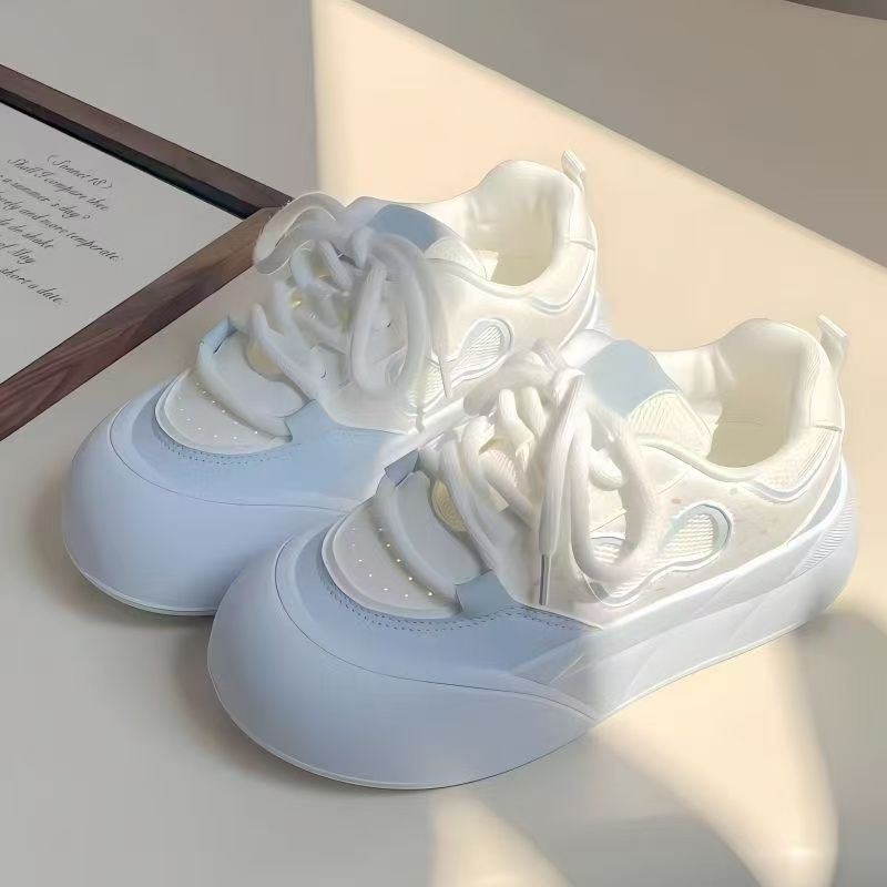 Zapatos blancos de altura de suela gruesa para mujer 2025 nueva leche de verano fufu zapatos deportivos casuales de todo fósforo zapatos de pan de cabeza grande