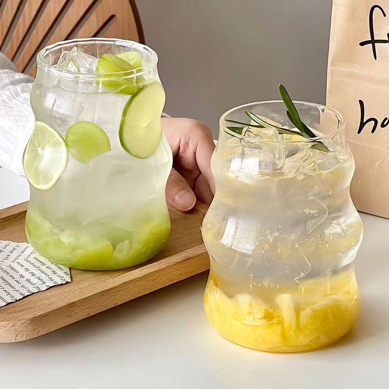 Taza de vidrio de café estilo ins para mujer de alto valor con pajita Taza de agua para el hogar Taza de jugo Bebida fría Taza de té de leche