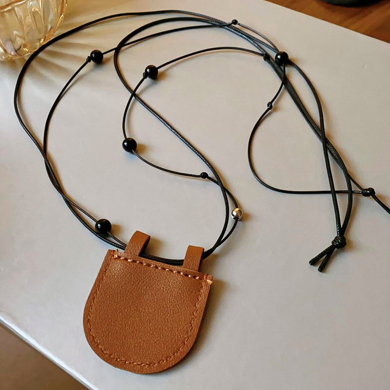 Minimalista para usar accesorios de moda de estilo cóncavo cuello halter mini bolso pequeño diseño exquisito mini bolso de media luna collar mujer