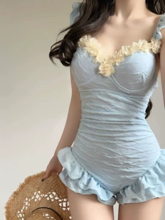 Купальник цельный milky baby blue 2025, рюши, закрытый фасон с пуш‑ап эффектом и моделирующим силуэтом
