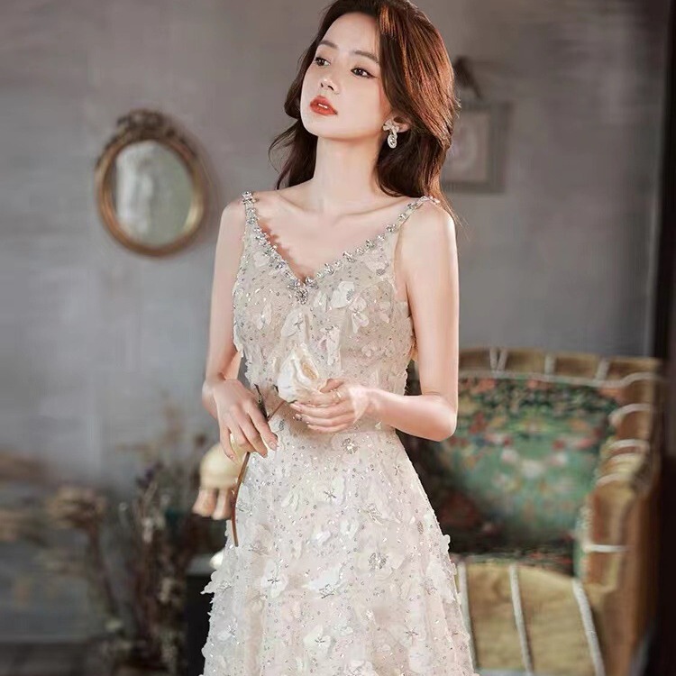 Small Evening Dress Women's 2025 Spring and Summer High-end Elegant V-neck High-end Light Luxury Champagne dress Summer Wear