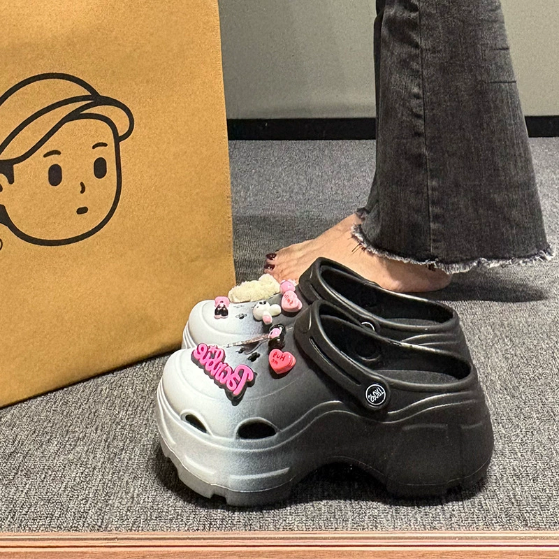 Элитные градиентные шлепанцы для женщин, которые можно носить на улице летом 2025 года, новые мультяшные платформы с нескользящей подошвой.