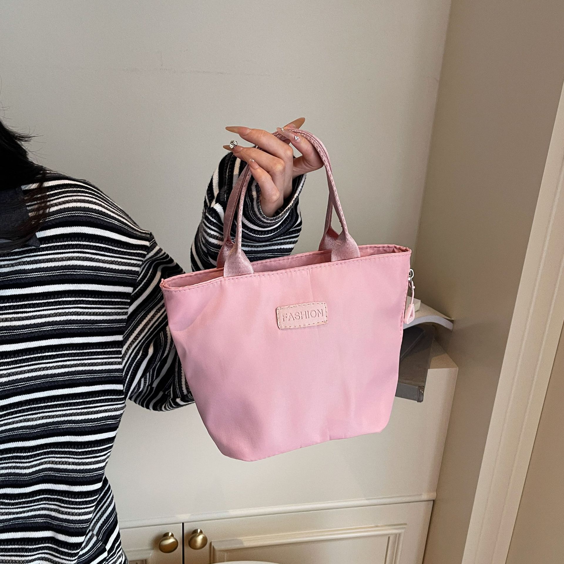 新しい 2025 夏のナイロンハンドバッグ韓国スタイルのファッションレディースバッグカジュアル布バッグ通勤多用途ハンドバッグ